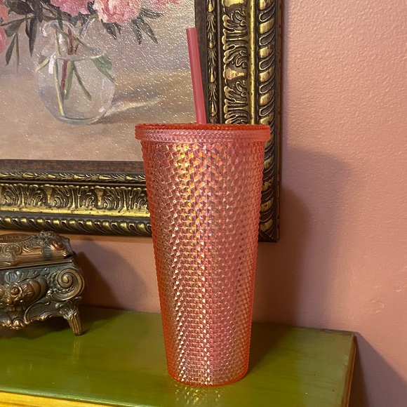 NWT Textured Pink Plastic Tumbler with Straw 8x4 - Picture 1 of 5